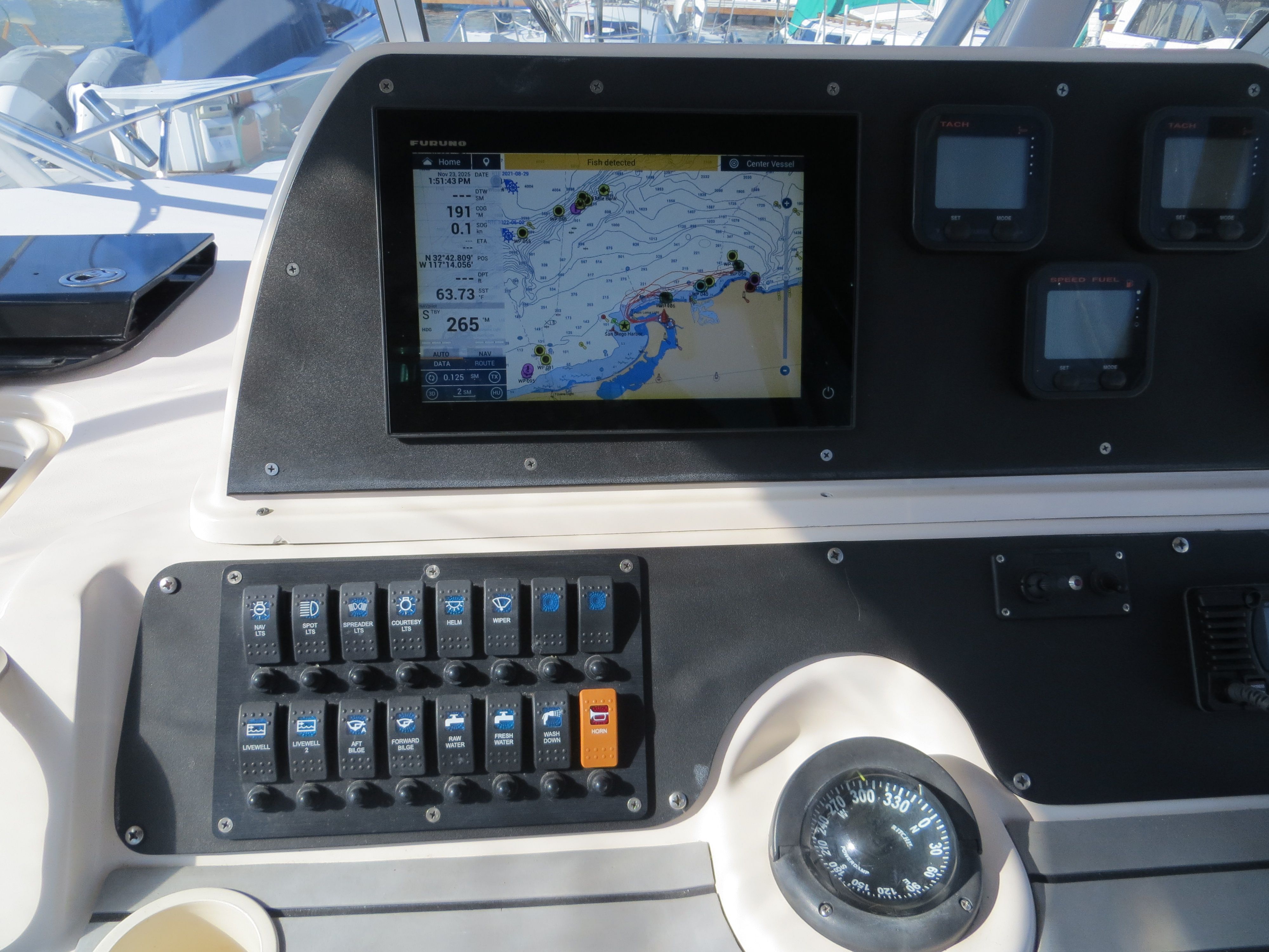 The image shows the dashboard of a Grady-White Sailfish 282 boat with navigation system.