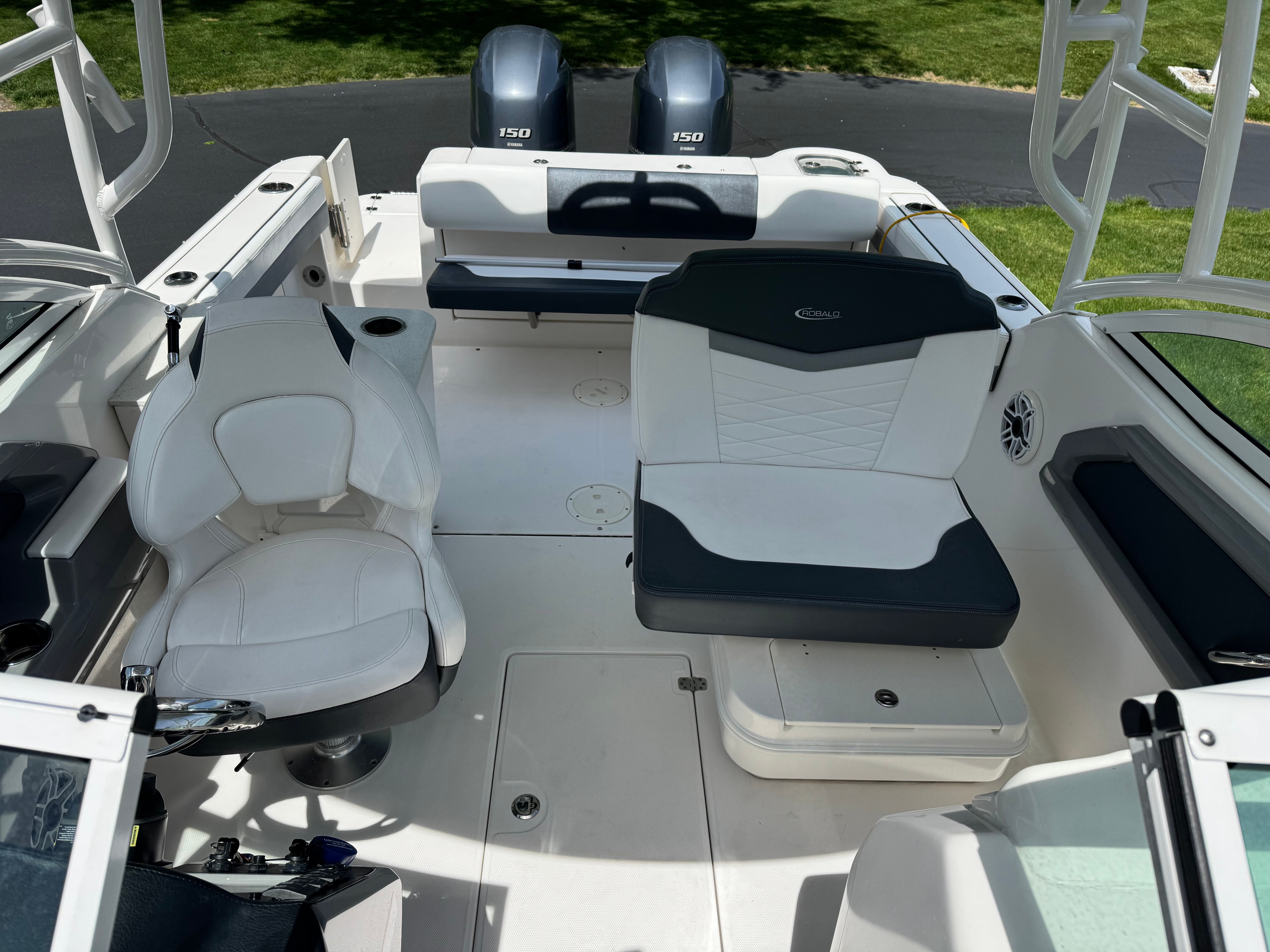 2021 Robalo R247 Dual Console - 6