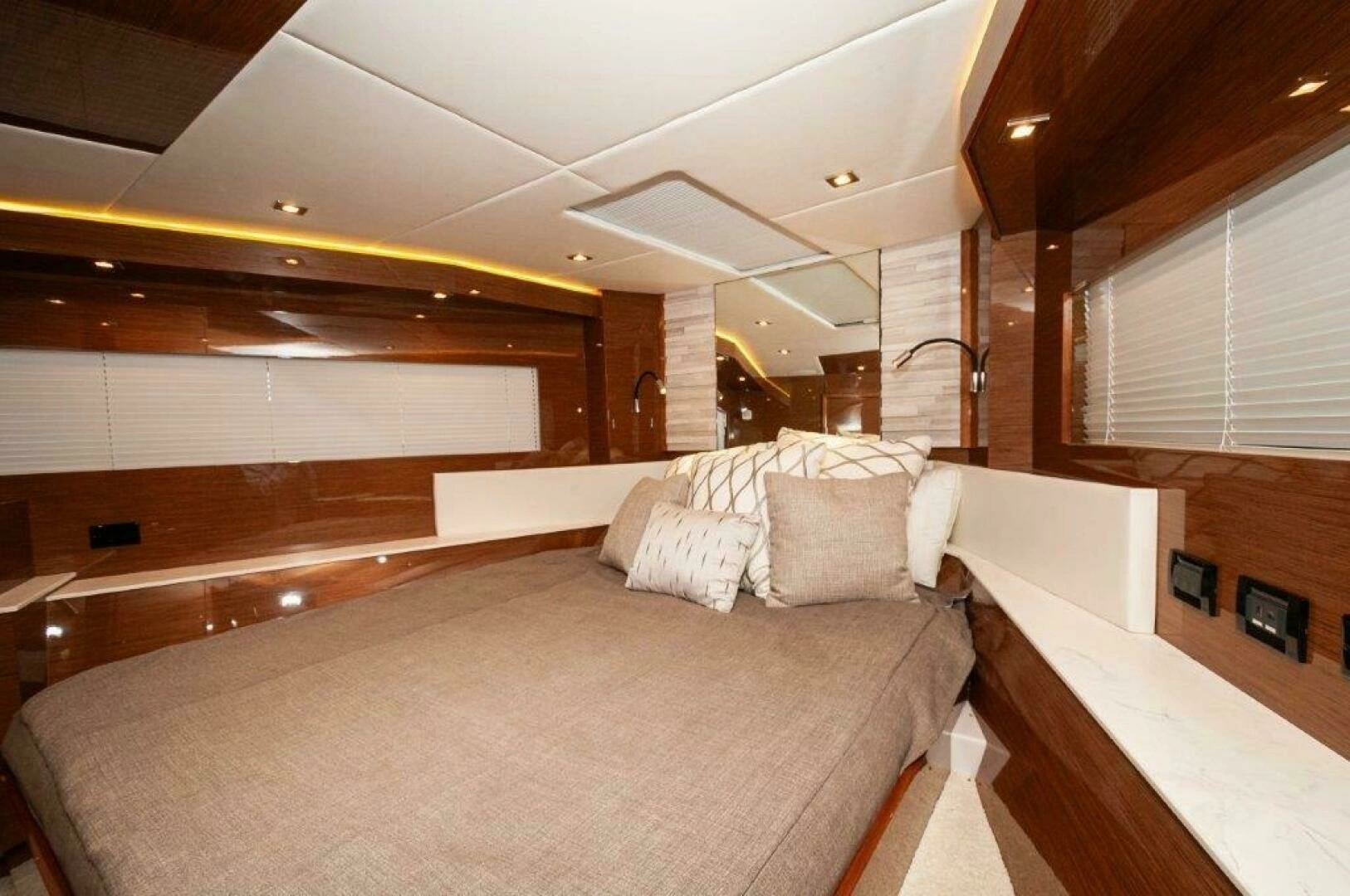 2020 Cruisers Yachts 60 Cantius - Image 29