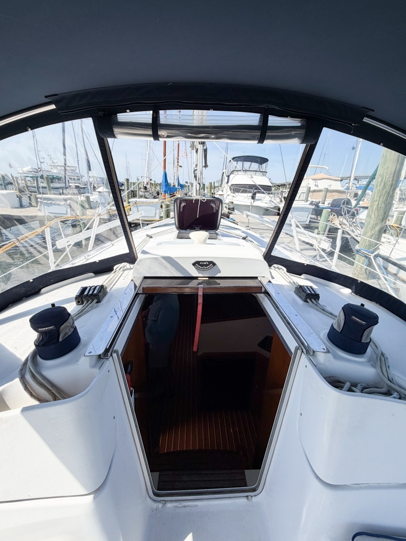 2005 Hunter 36 - Image 15