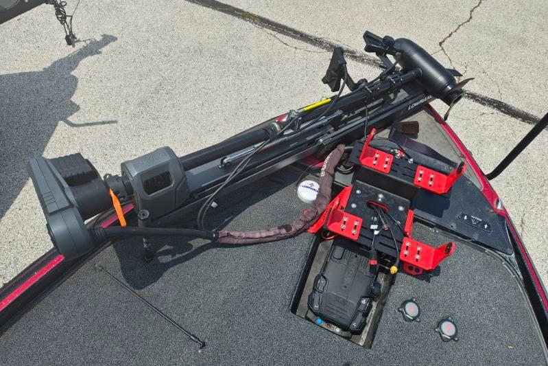 2022 Nitro Z21 XL Pro boat deck with mounted trolling motor and accessories.