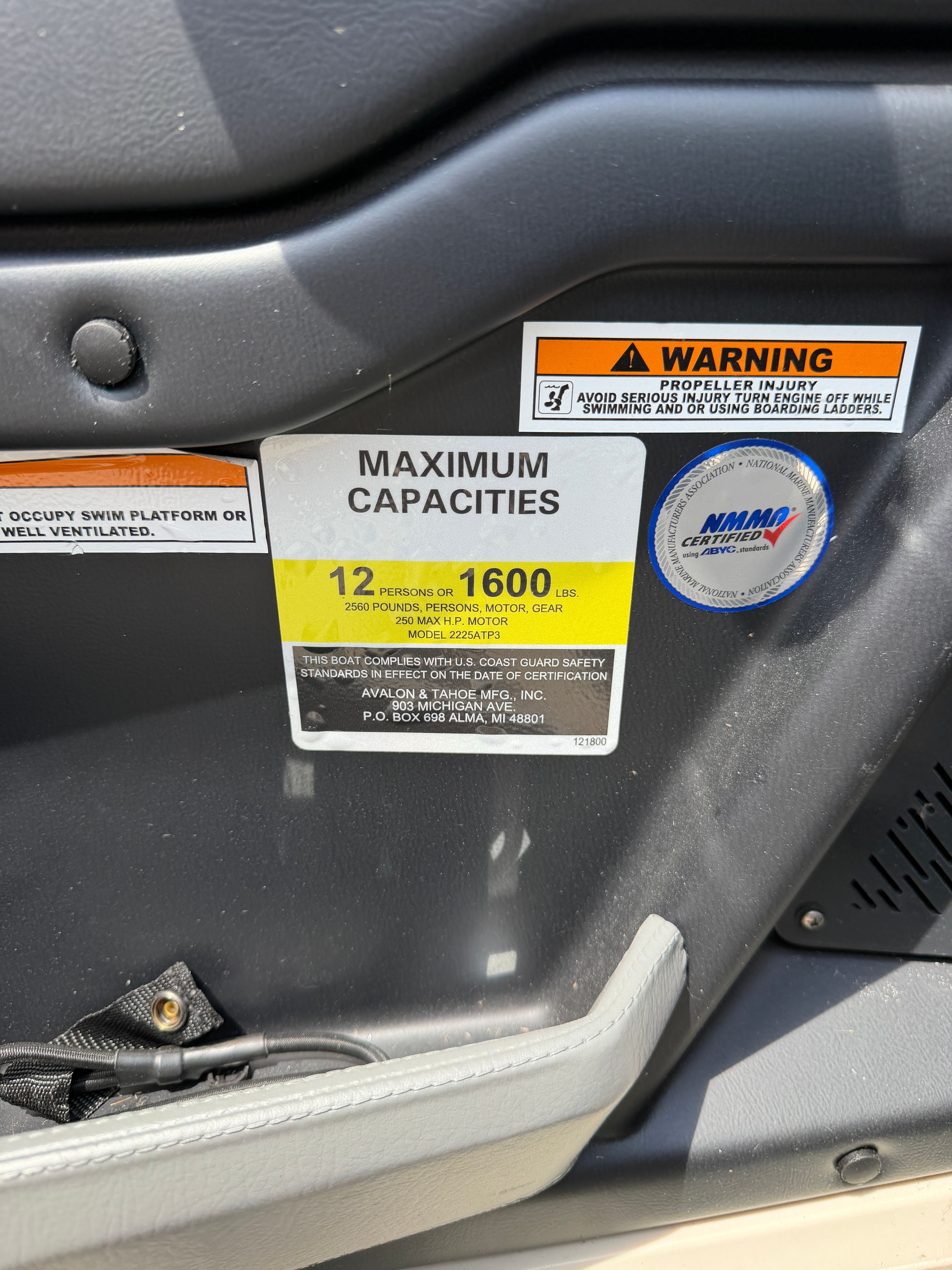 2024 Tahoe Pontoon Cascade Quad Lounger capacity label.