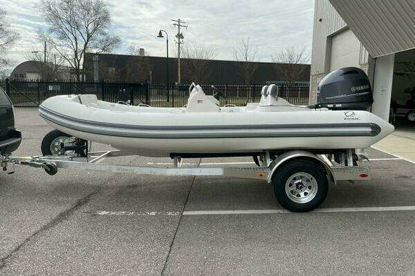 2025 Zodiac Yachtline 490 Deluxe NEO