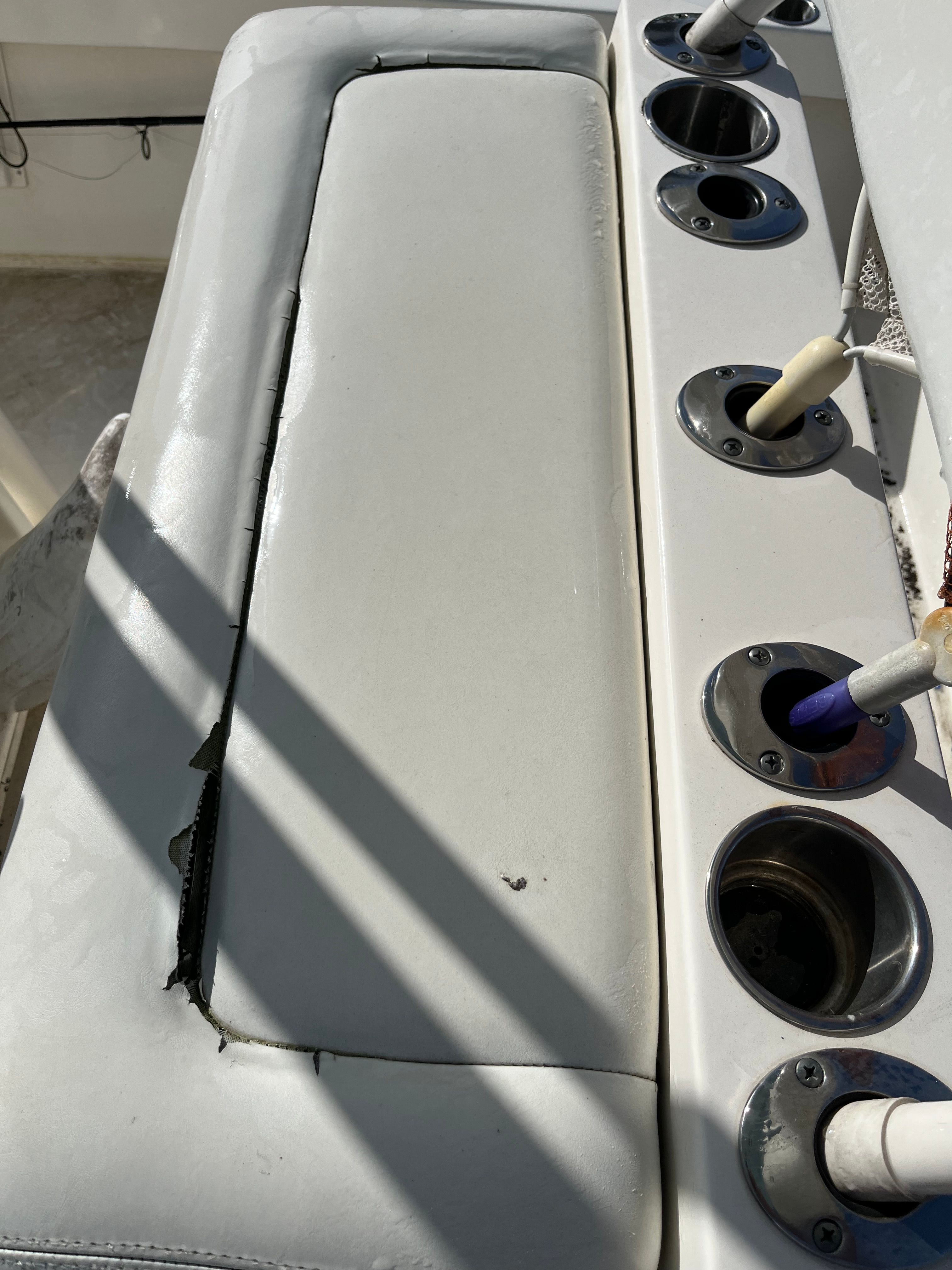 Pathfinder 2400 TRS 2016 seat with fishing rod holders.