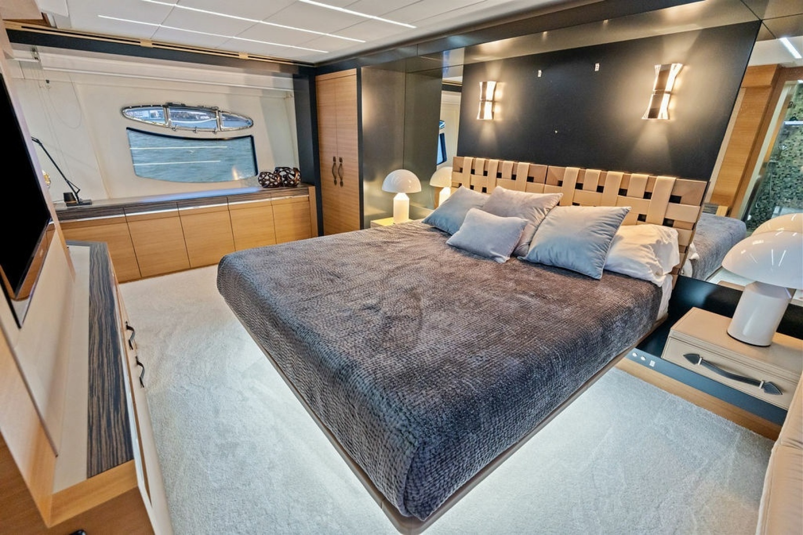 2012 Pershing 92 - Image 29