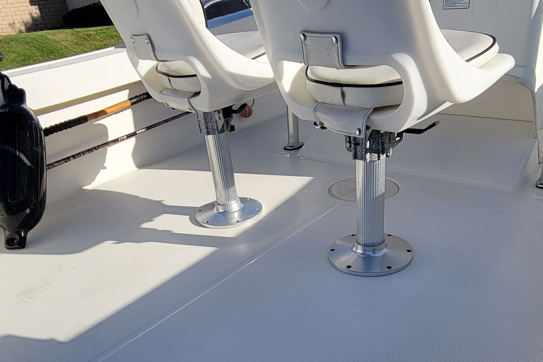 Two white boat seats on a 2017 Mako 184 Center Console.