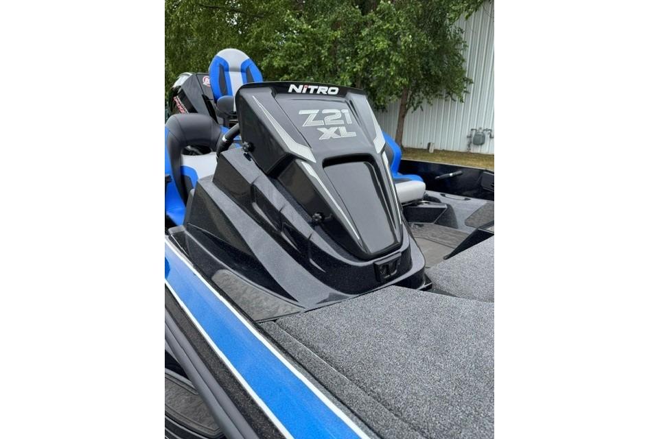 2026 Nitro Z21 XL boat with sleek design and blue accents.