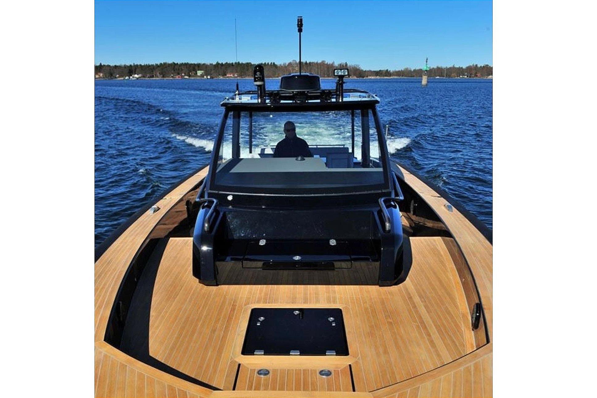 2013 Windy SR52 yacht with sleek wooden deck cruising on open water.