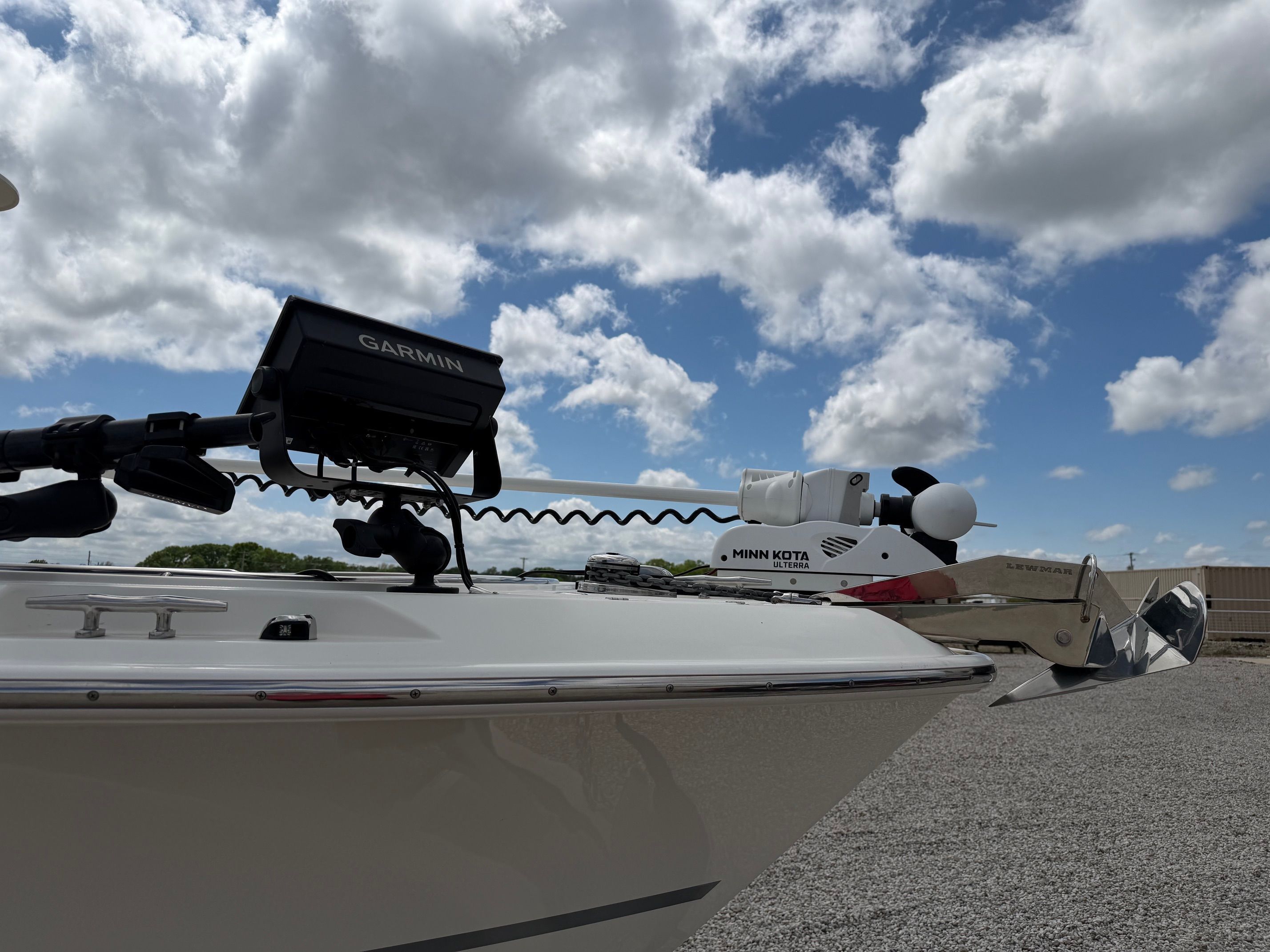 Boston Whaler 230 Outrage 2020 with Garmin and Minn Kota equipment.