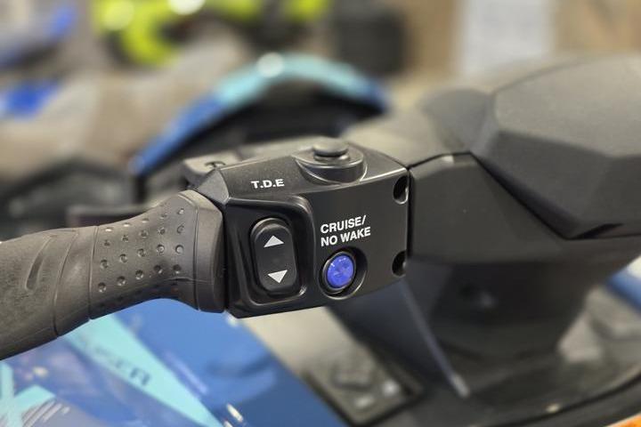 2026 Yamaha WaveRunner VX Cruiser handlebar with cruise control and no wake mode.