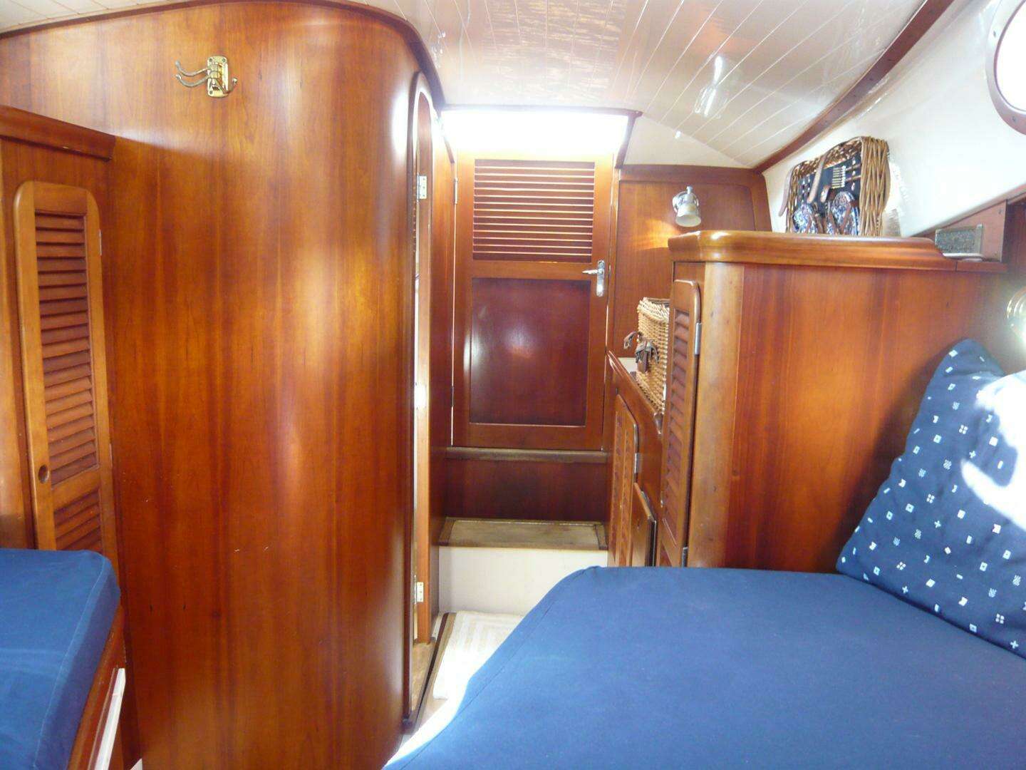 1998 Hinckley 36 Classic - Image 23