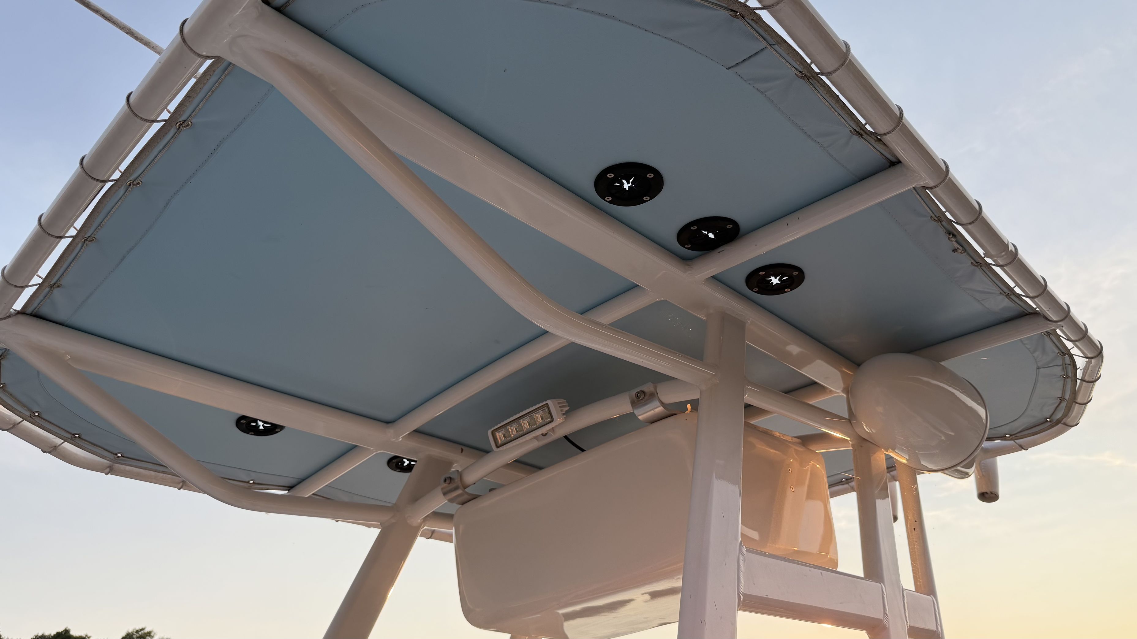 View of the blue canopy of a 2019 Yamaha 190 FSH Sport boat.