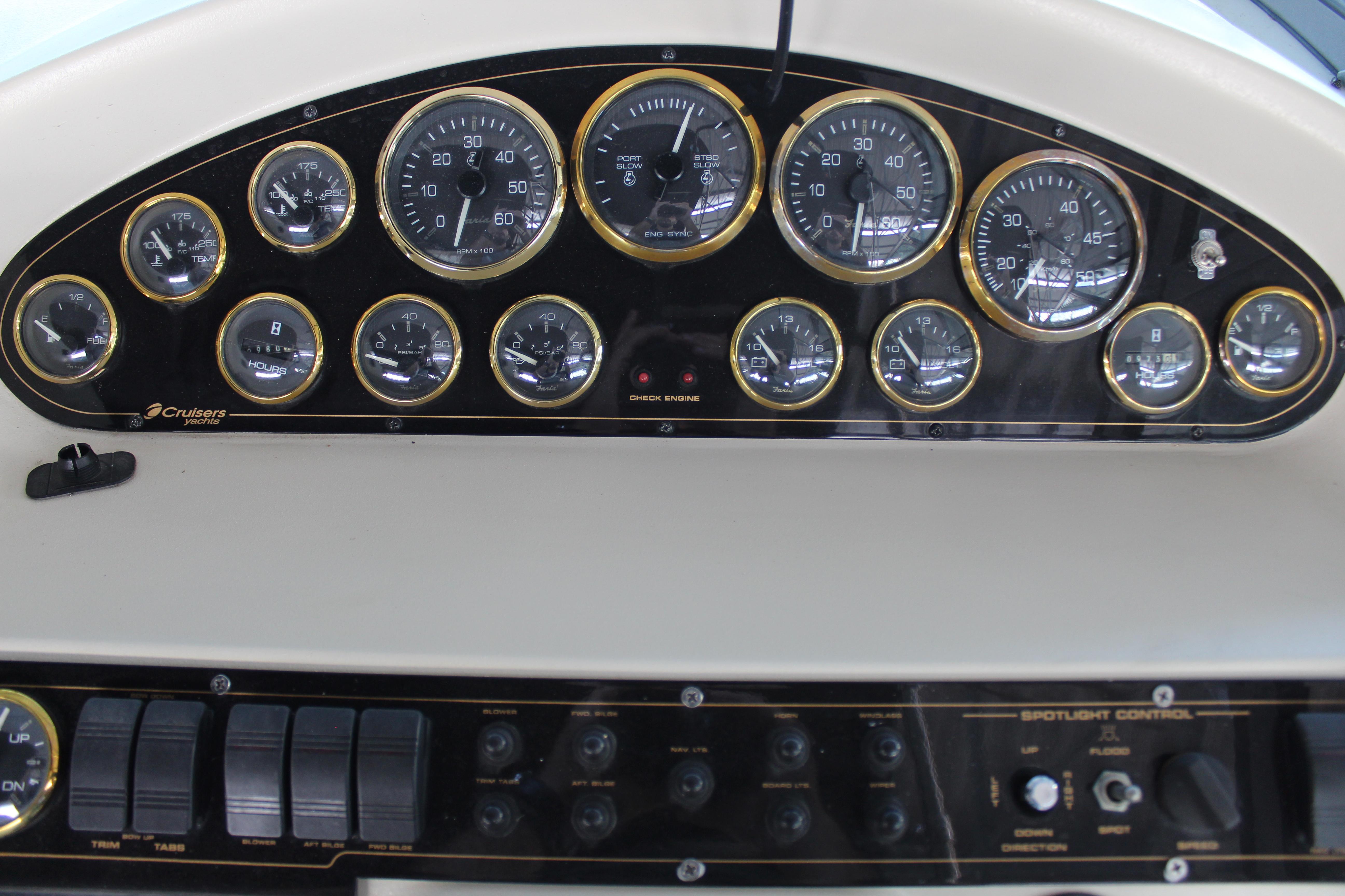 1999 Cruisers Yachts 3075 Rogue - 14