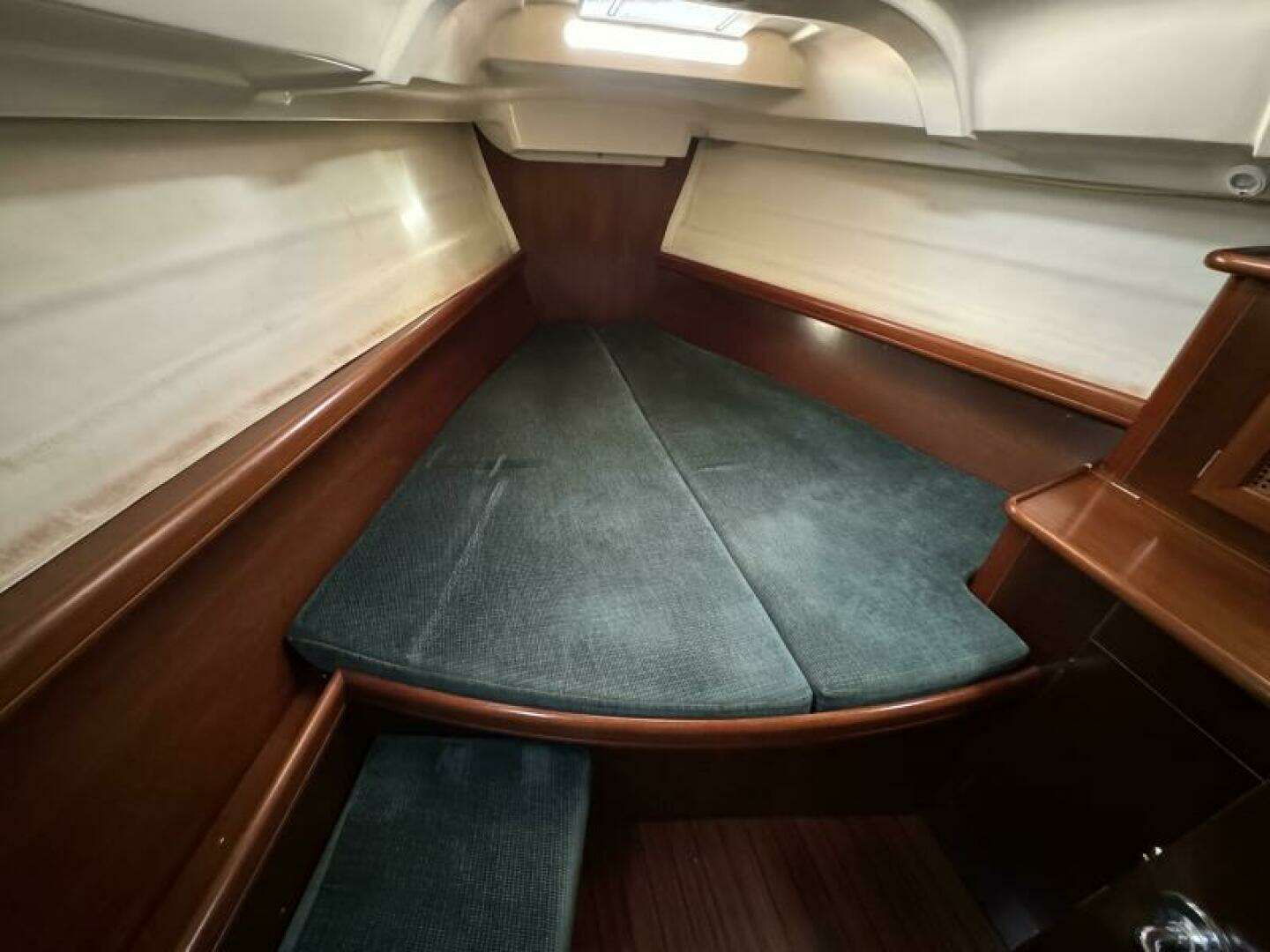 1999 Beneteau 381 - Image 34