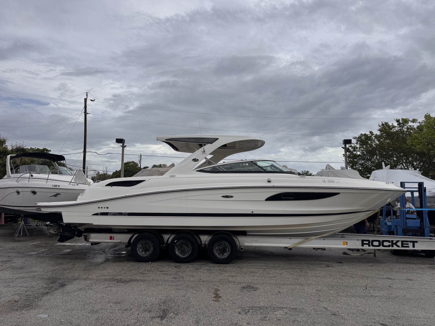 2016 Sea Ray 350 SLX - Image 3