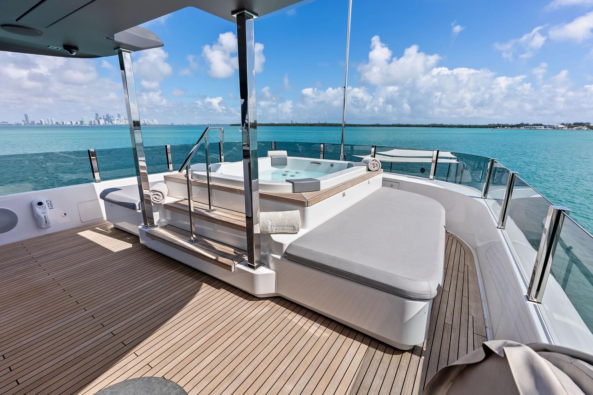 2023 Custom Line Navetta 33 - 29