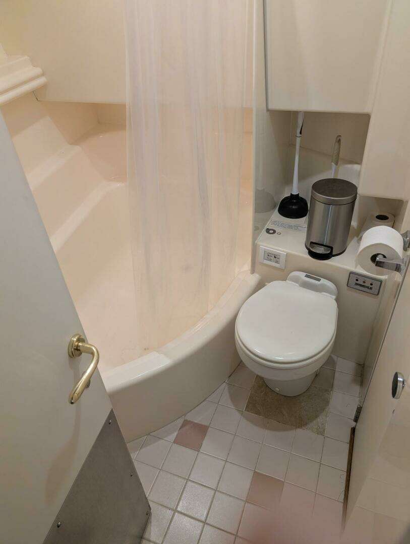1996 Carver 455 Aft Cabin - Image 18