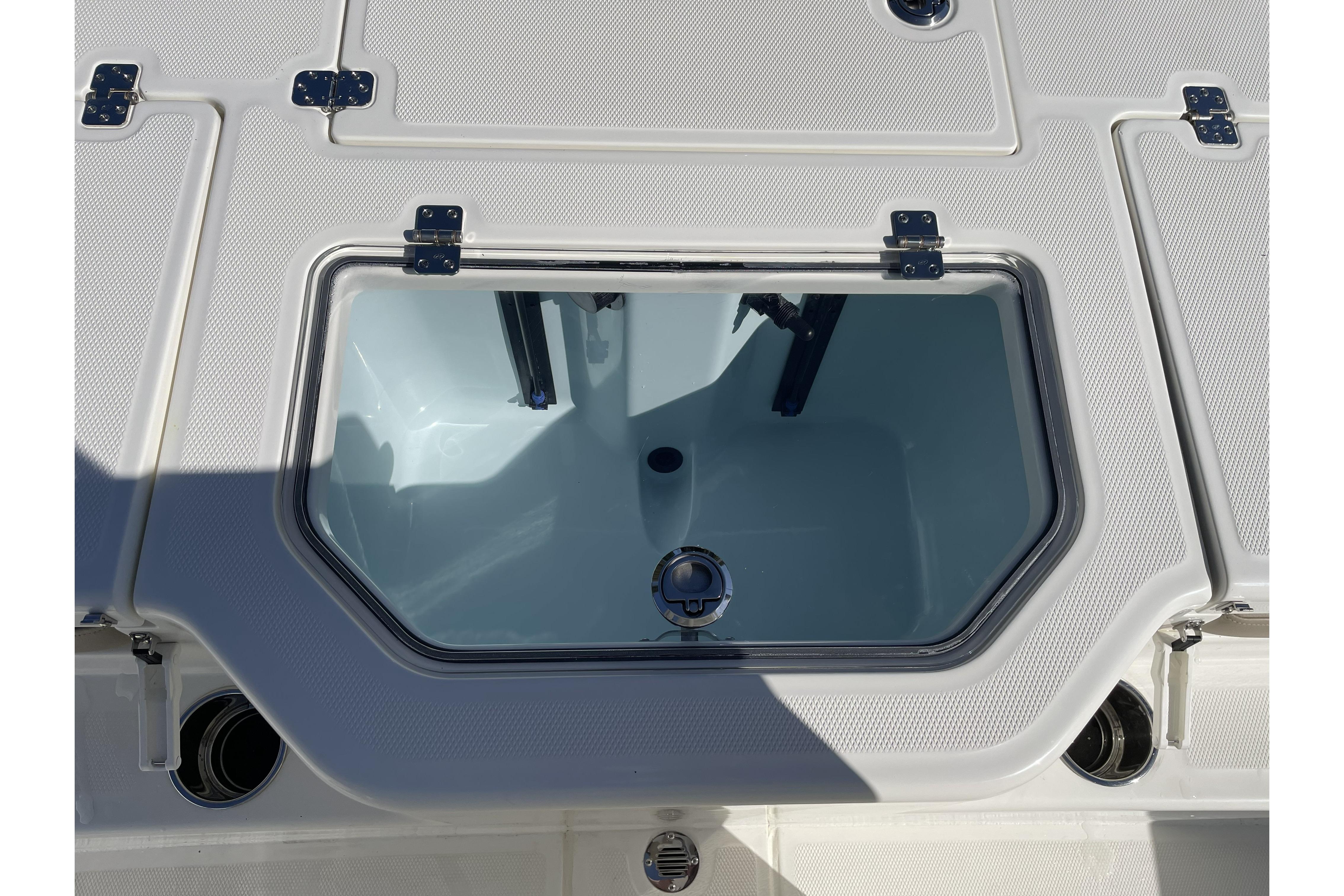 2026 Mako Pro Skiff 19 CC livewell with secure latches and sleek design.