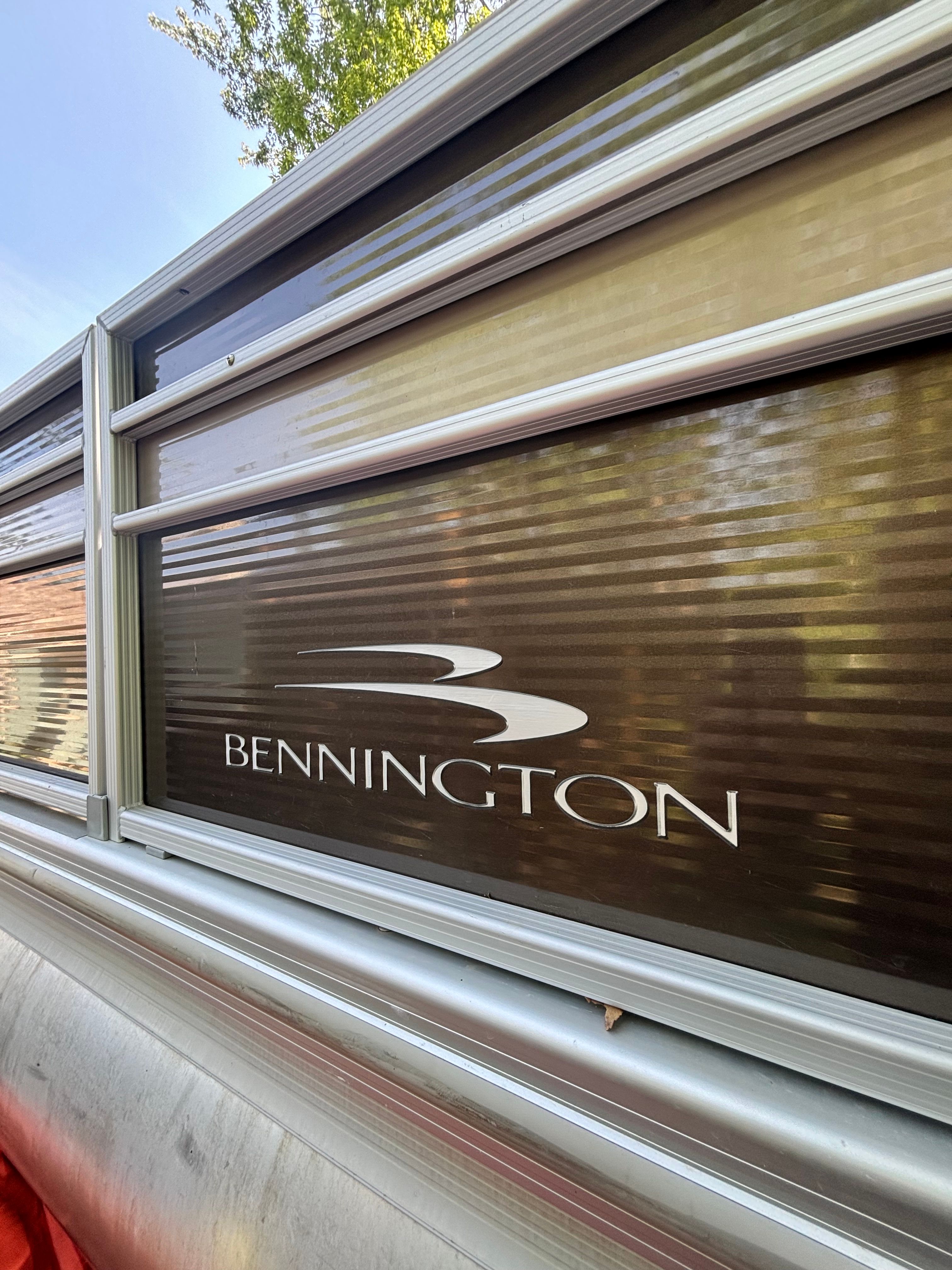 Bennington 22 SLX 2016 boat with logo on the side.