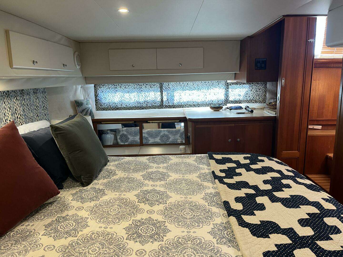 1995 Carver 440 Aft Cabin - Image 44