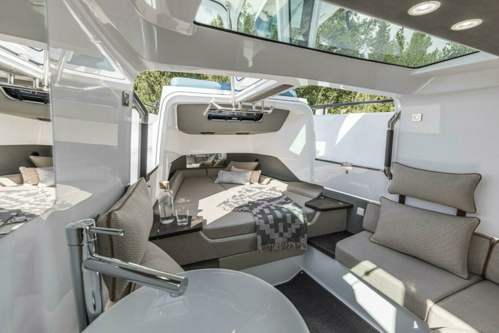 2024 Axopar 37XC CROSS CABIN - Image 16