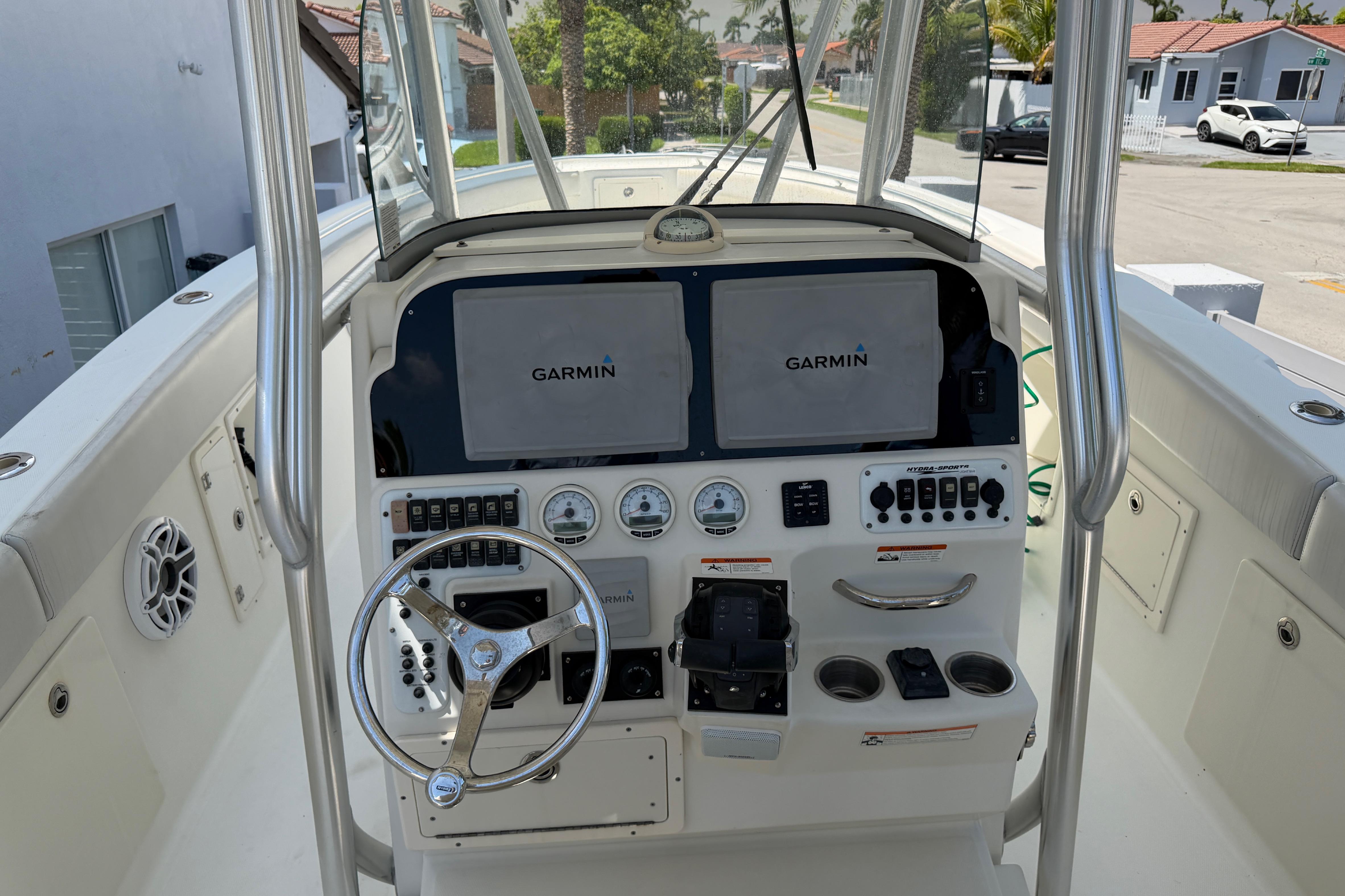 2008 Hydra-Sports Vector 2900 CC boat console with Garmin navigation system and controls.