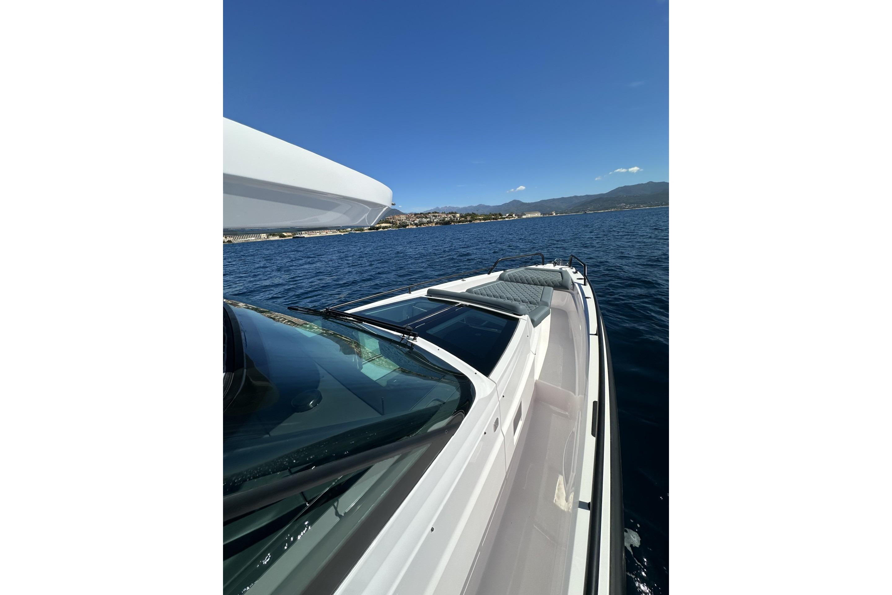 2022 Axopar 37 Sun-Top