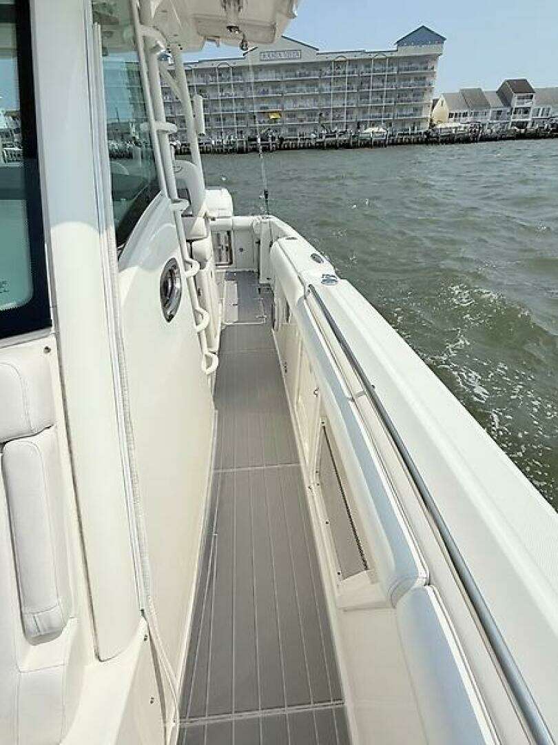2014 Boston Whaler 350 Outrage - Image 34
