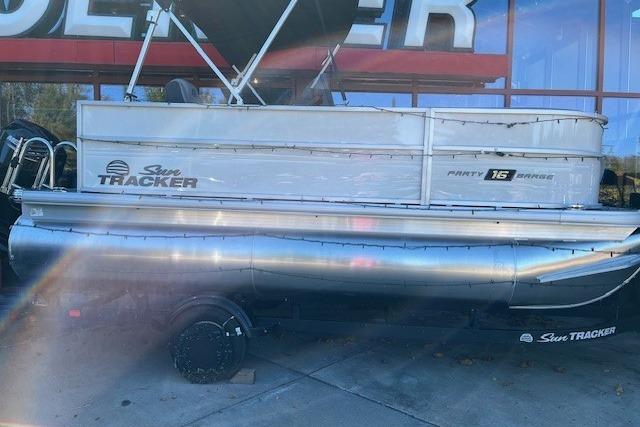 2026 Sun Tracker Party Barge 16 DLX