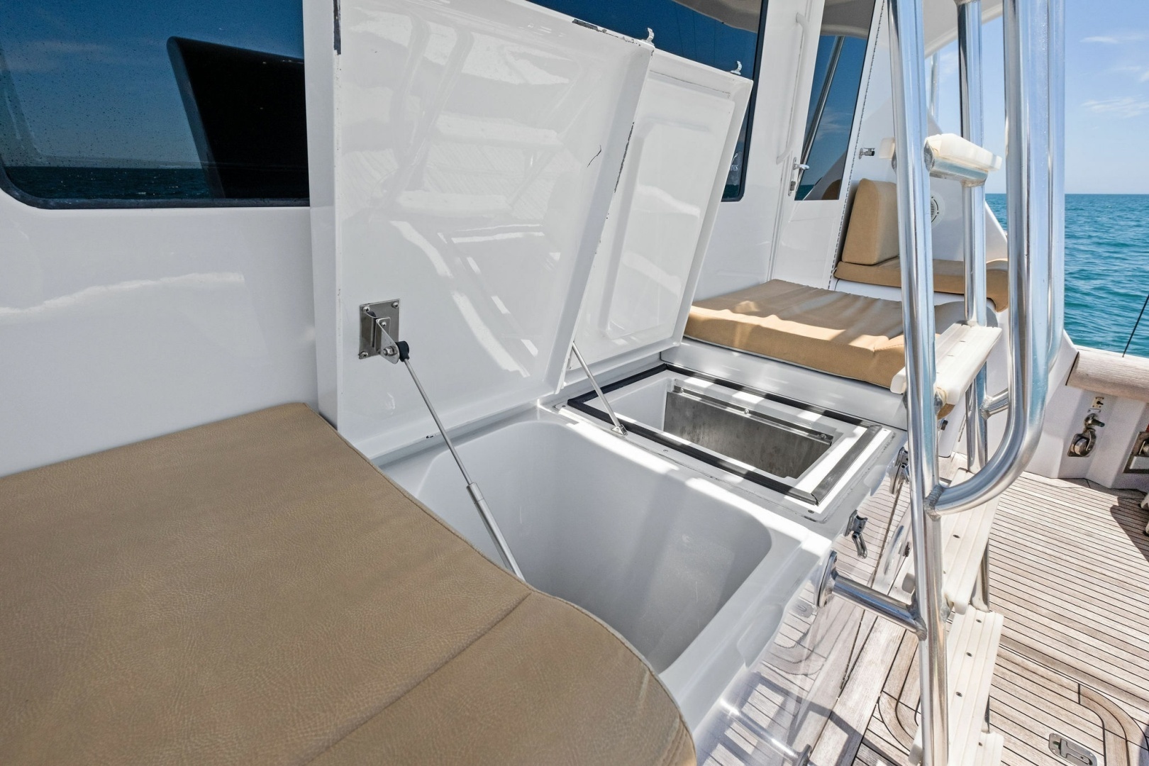 1998 Hatteras Sport Fisherman - Image 11