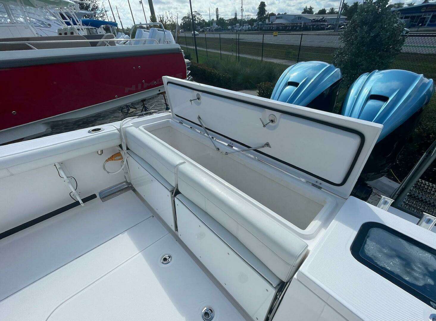 2022 Everglades 335 Center Console - Image 8