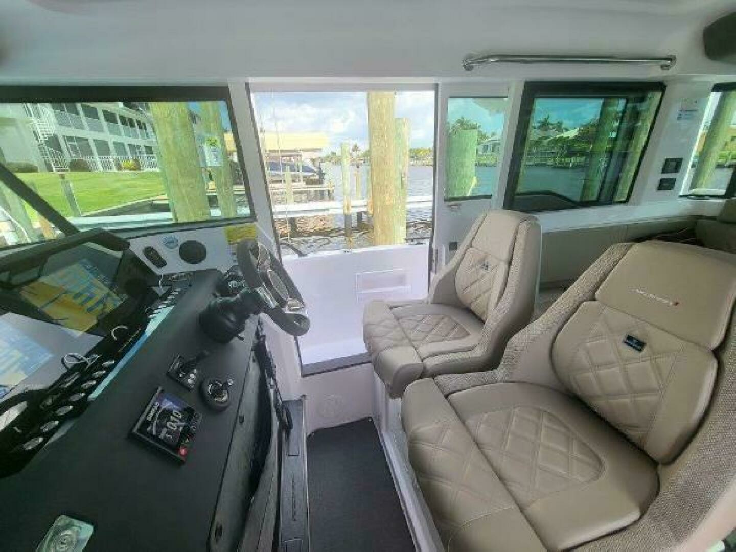 2024 Axopar 37 XC CROSS CABIN - Image 12