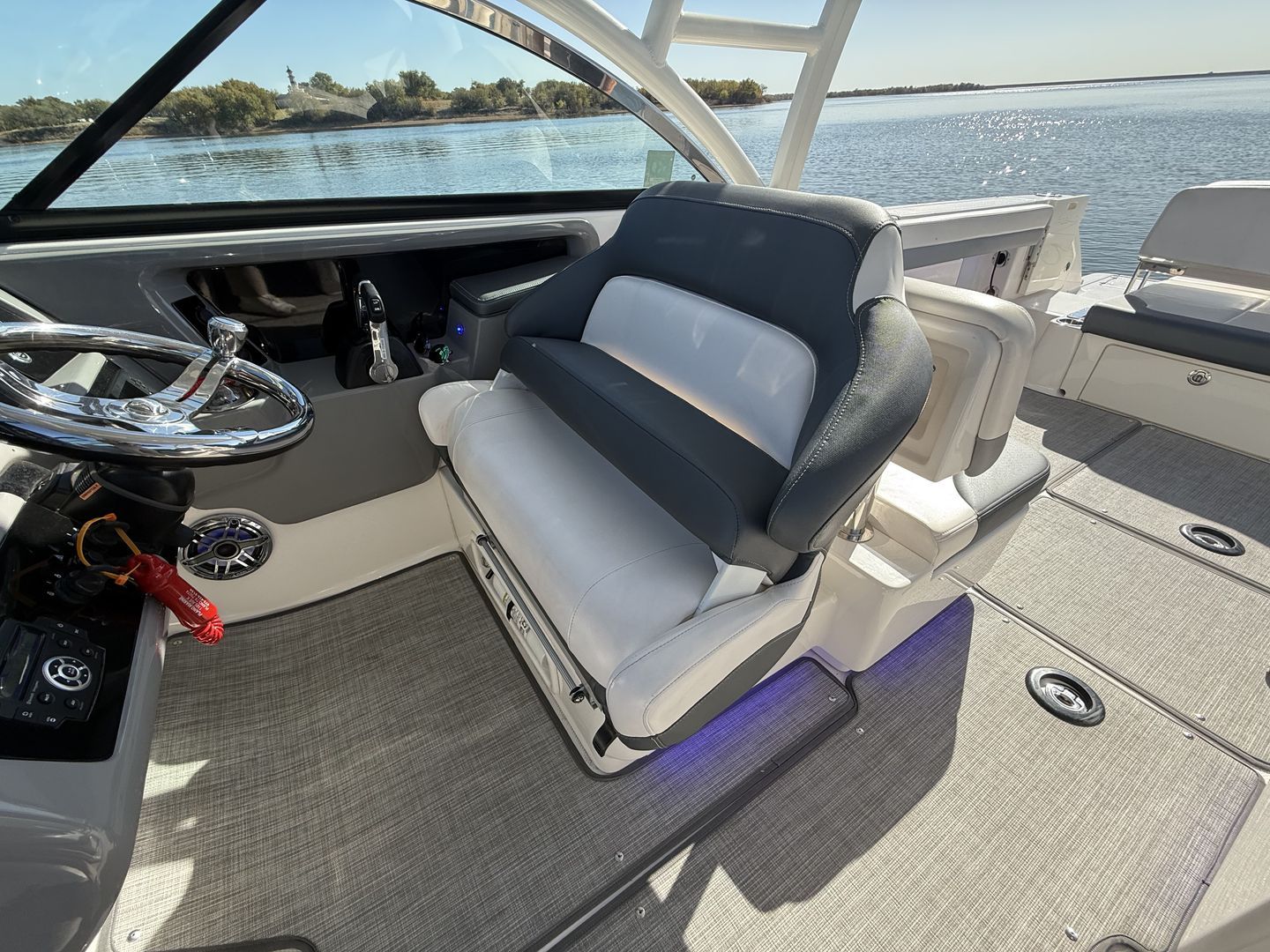 2021 Robalo R317 Dual Console - 27