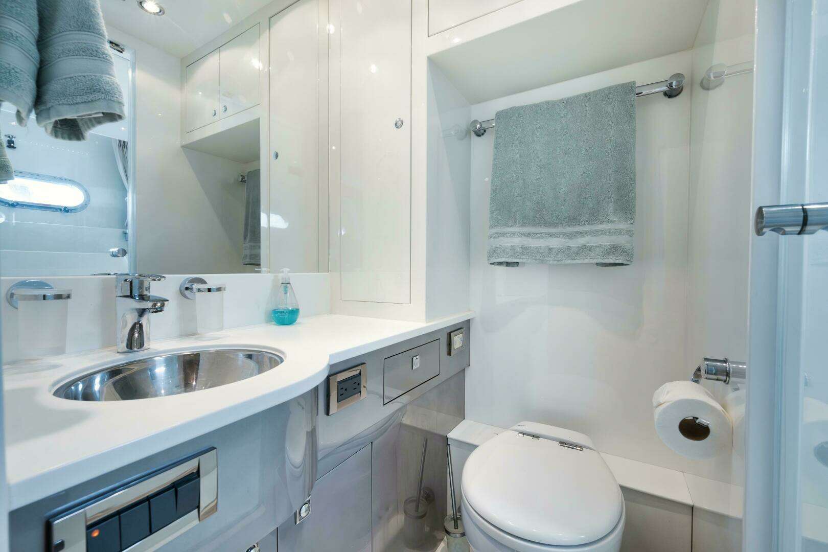 2012 Horizon P110 Tri-Deck - Image 41