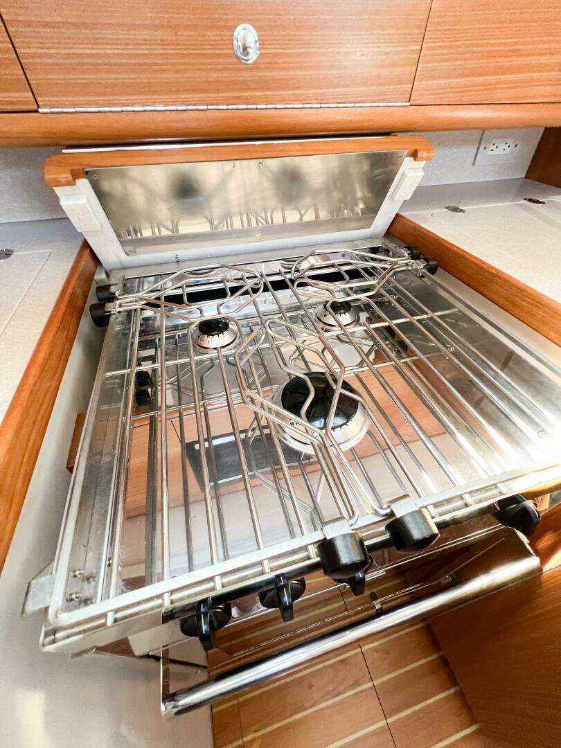 2019 Catalina 425 - Image 39