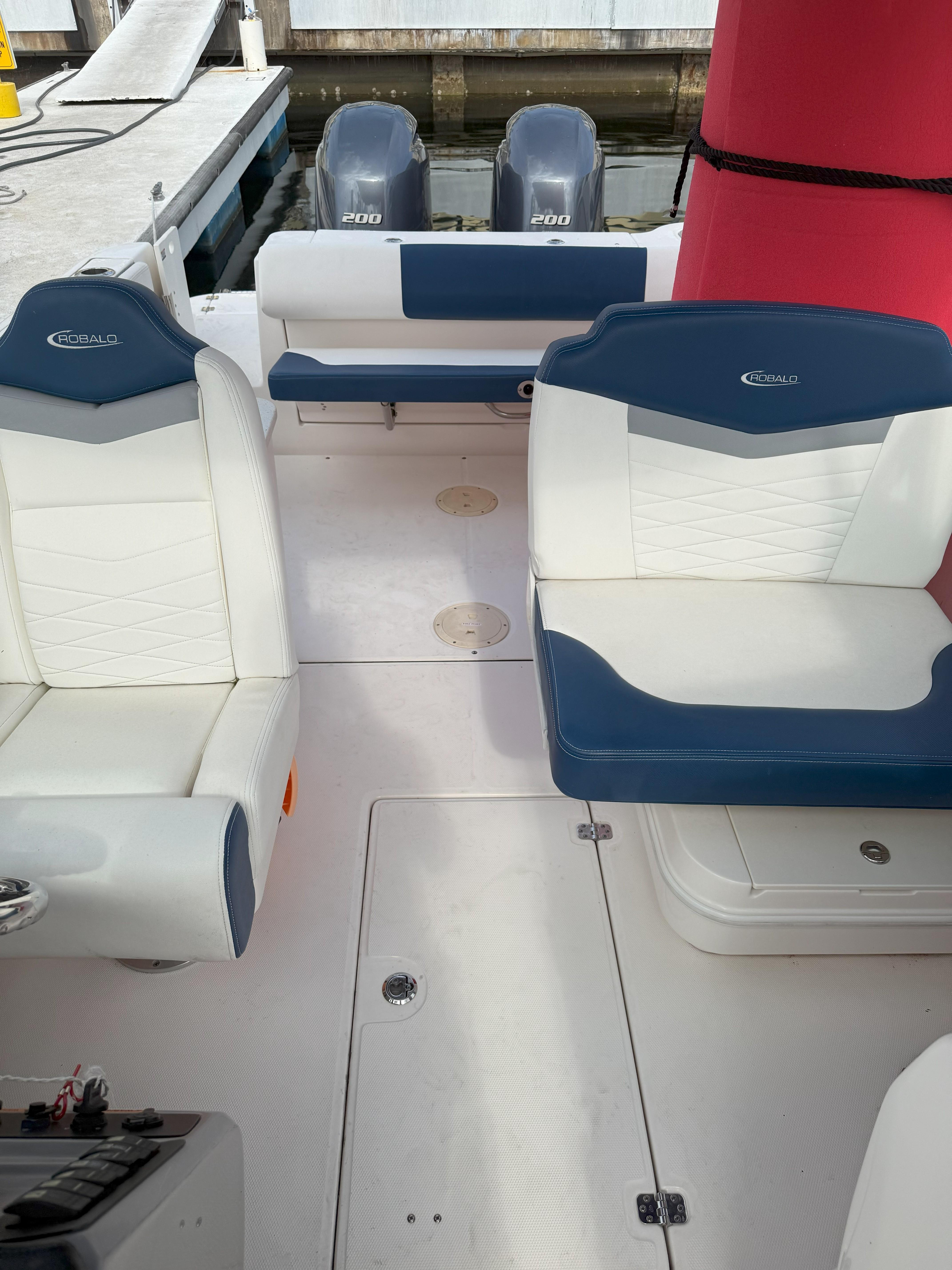 2022 Robalo R247 Dual Console - 8