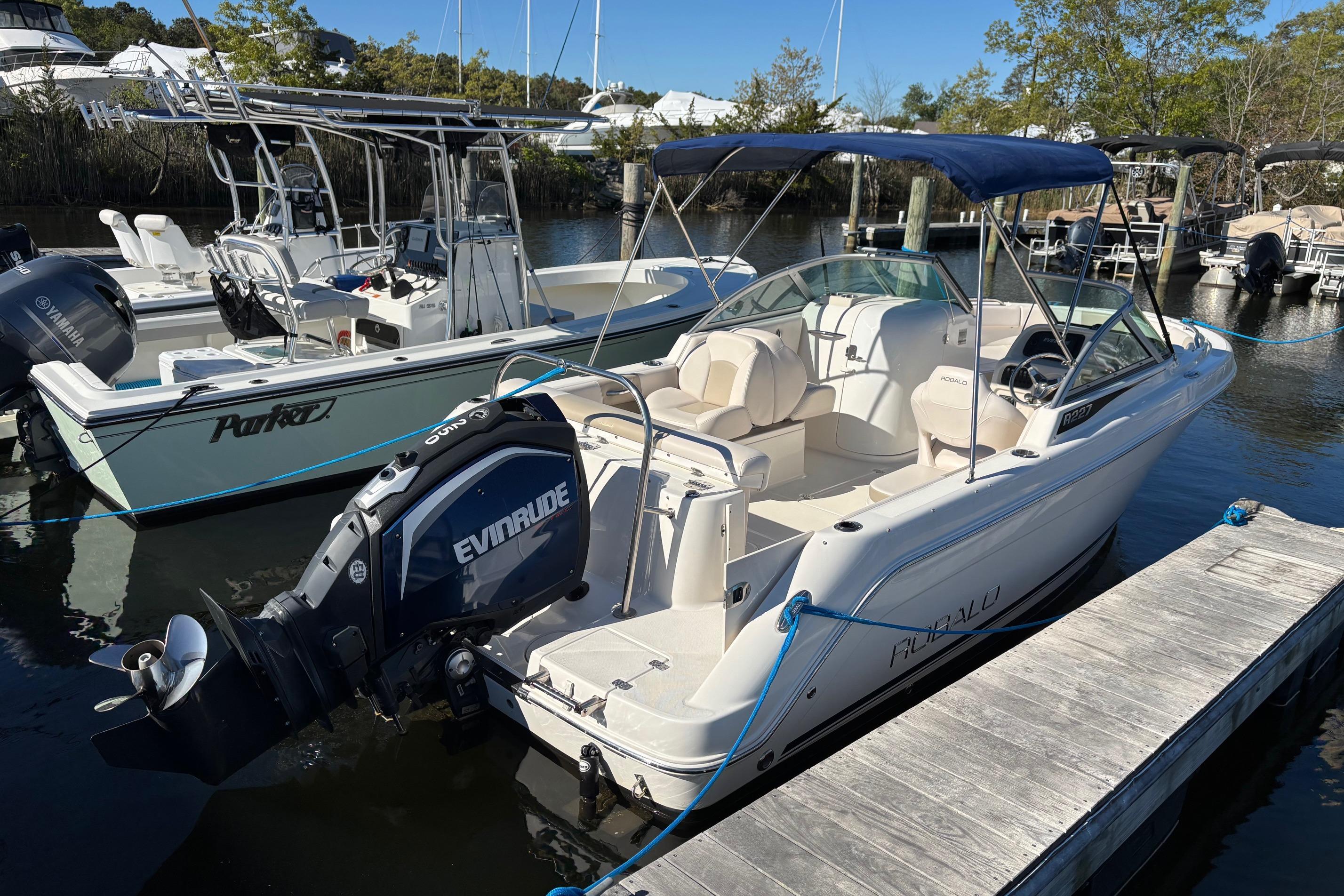 2017 Robalo R227 Dual Console