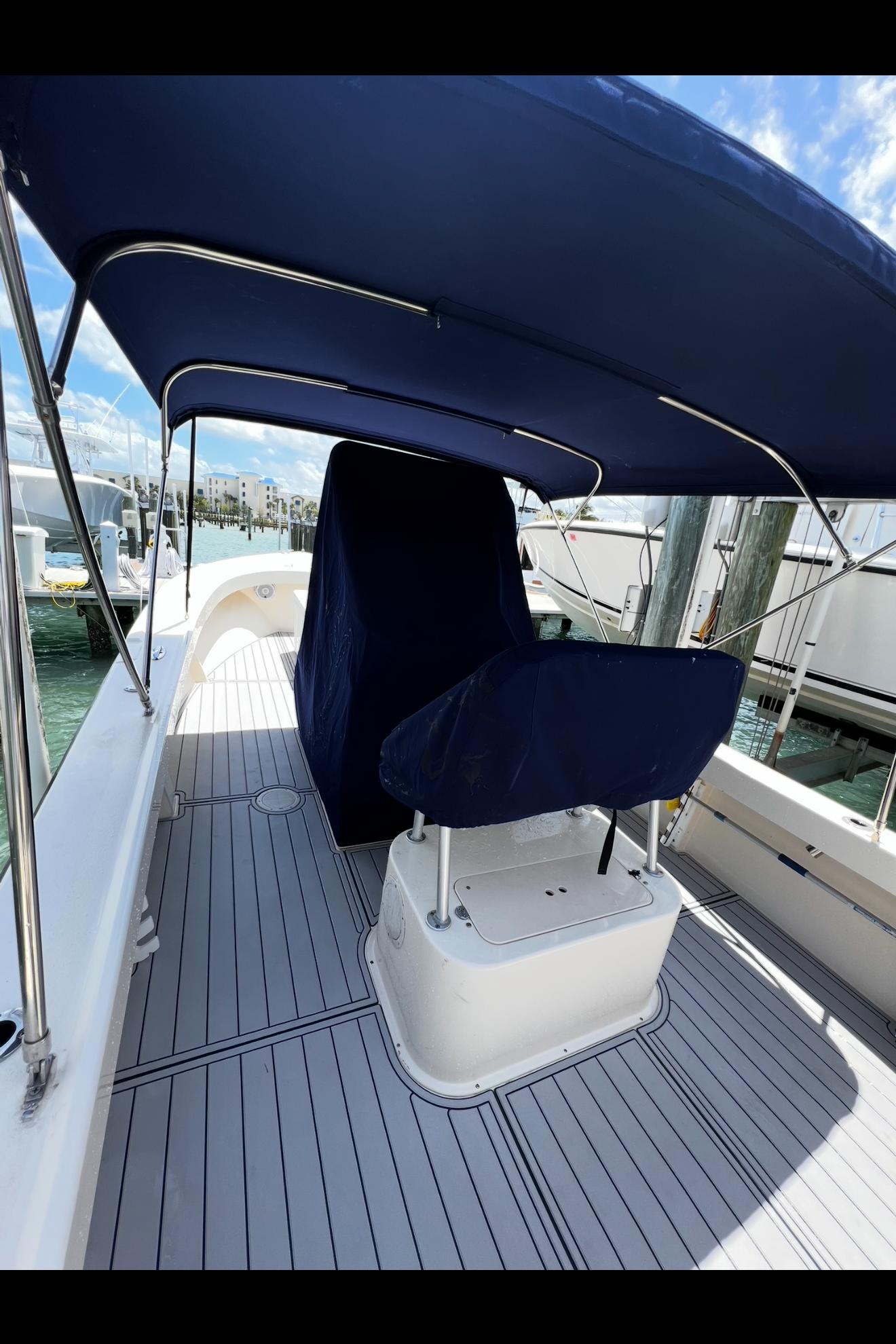 2002 Parker 2500 Special Edition boat with blue canopy and covered seating.