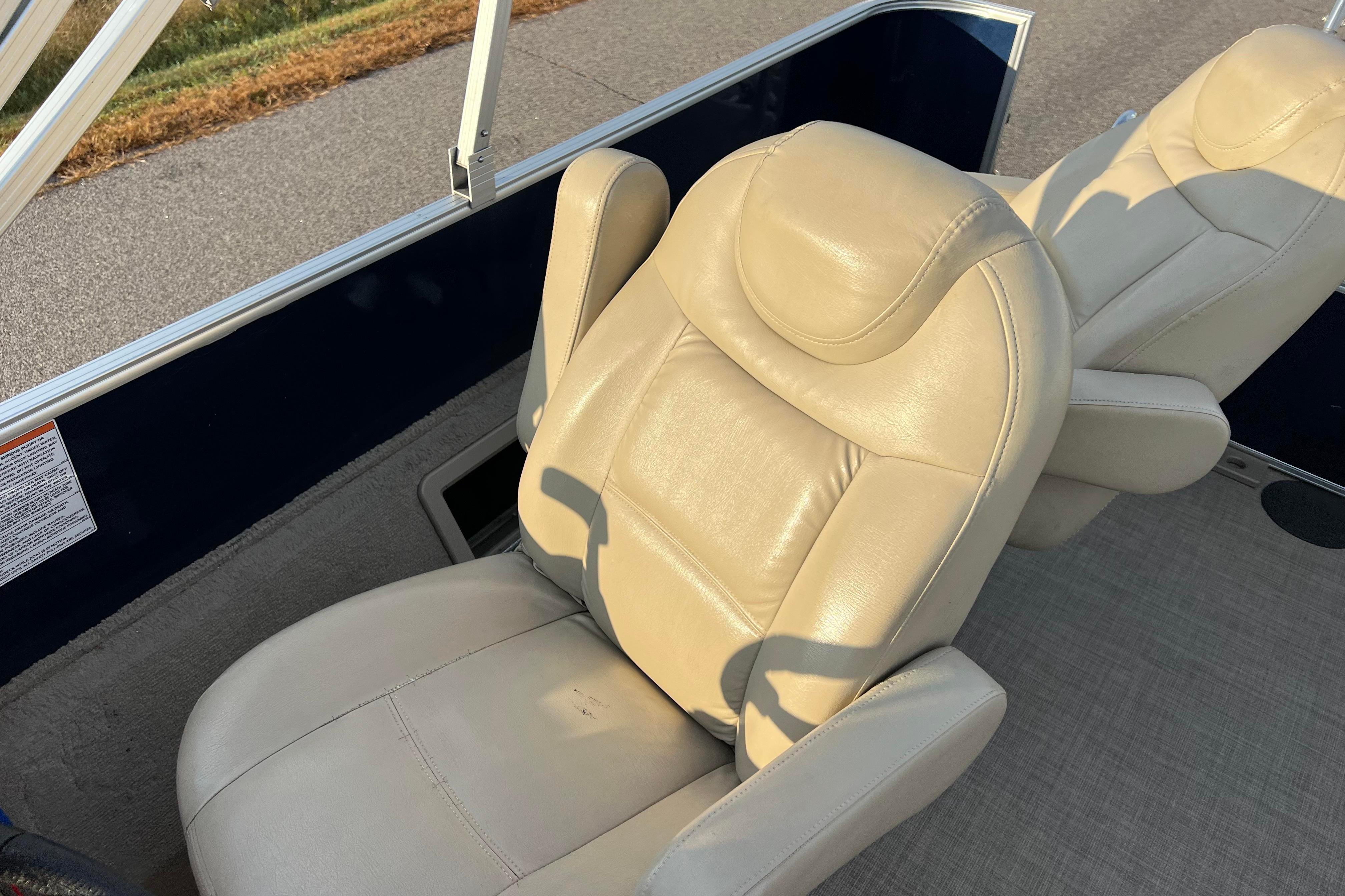 2015 Sylvan Mirage Fish 8522 Party Fish LE boat seats, beige leather, sunny day.
