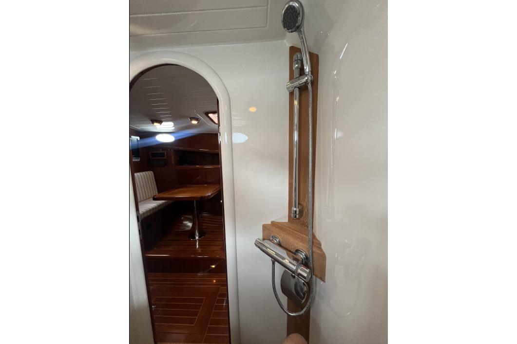 Interior of 2004 RB DERELI Daytripper 40 yacht, featuring a shower and dining area.