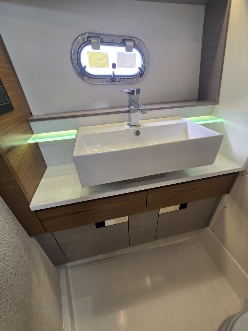 2024 Tiara Yachts 38 LS - Image 23