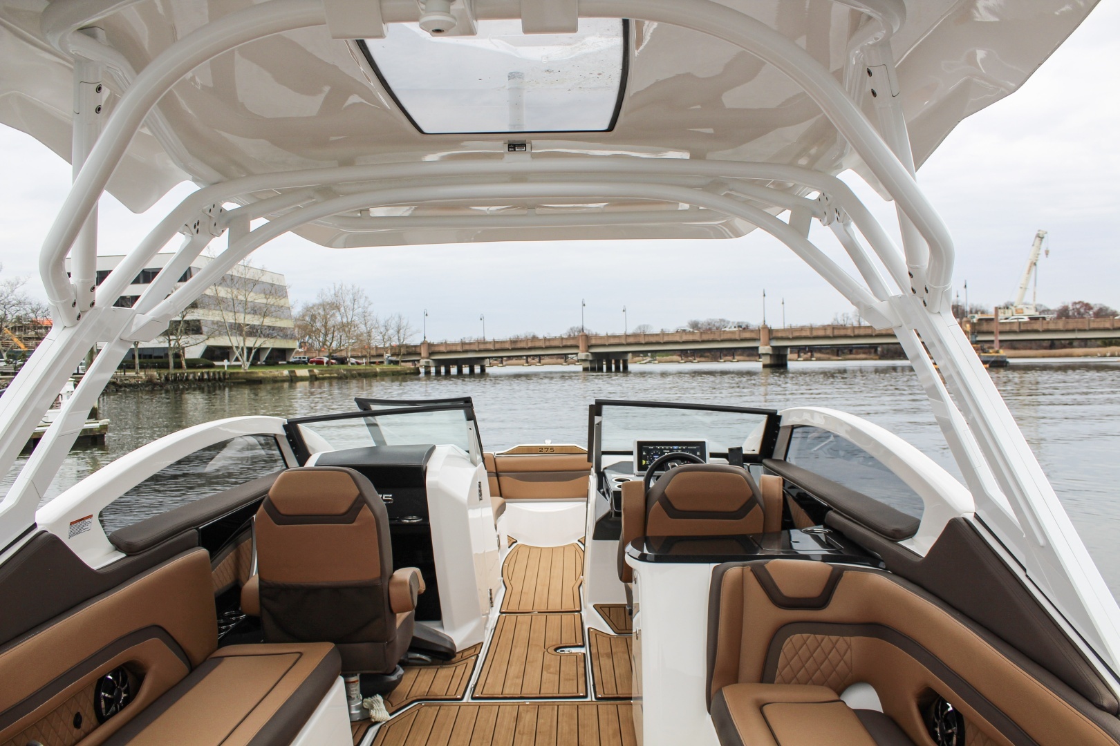 2024 Yamaha Boats 275SD - Image 7