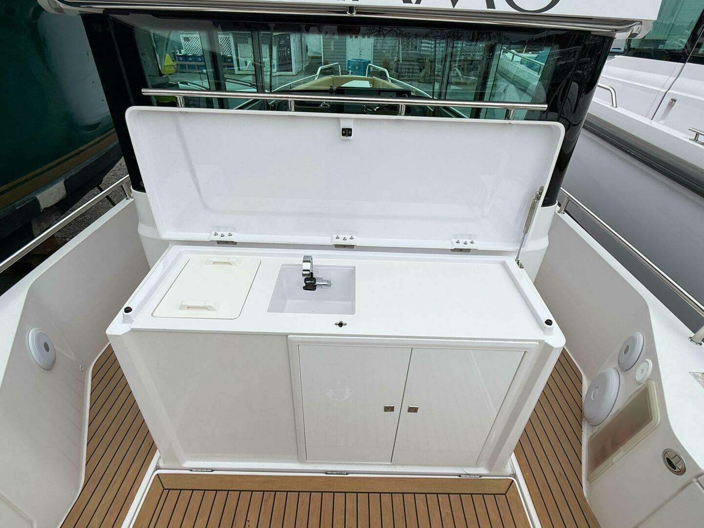 2020 Axopar 28 Cabin w/Wet Bar - Image 13