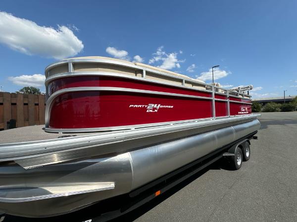 2025 Sun Tracker Party Barge 24 DLX