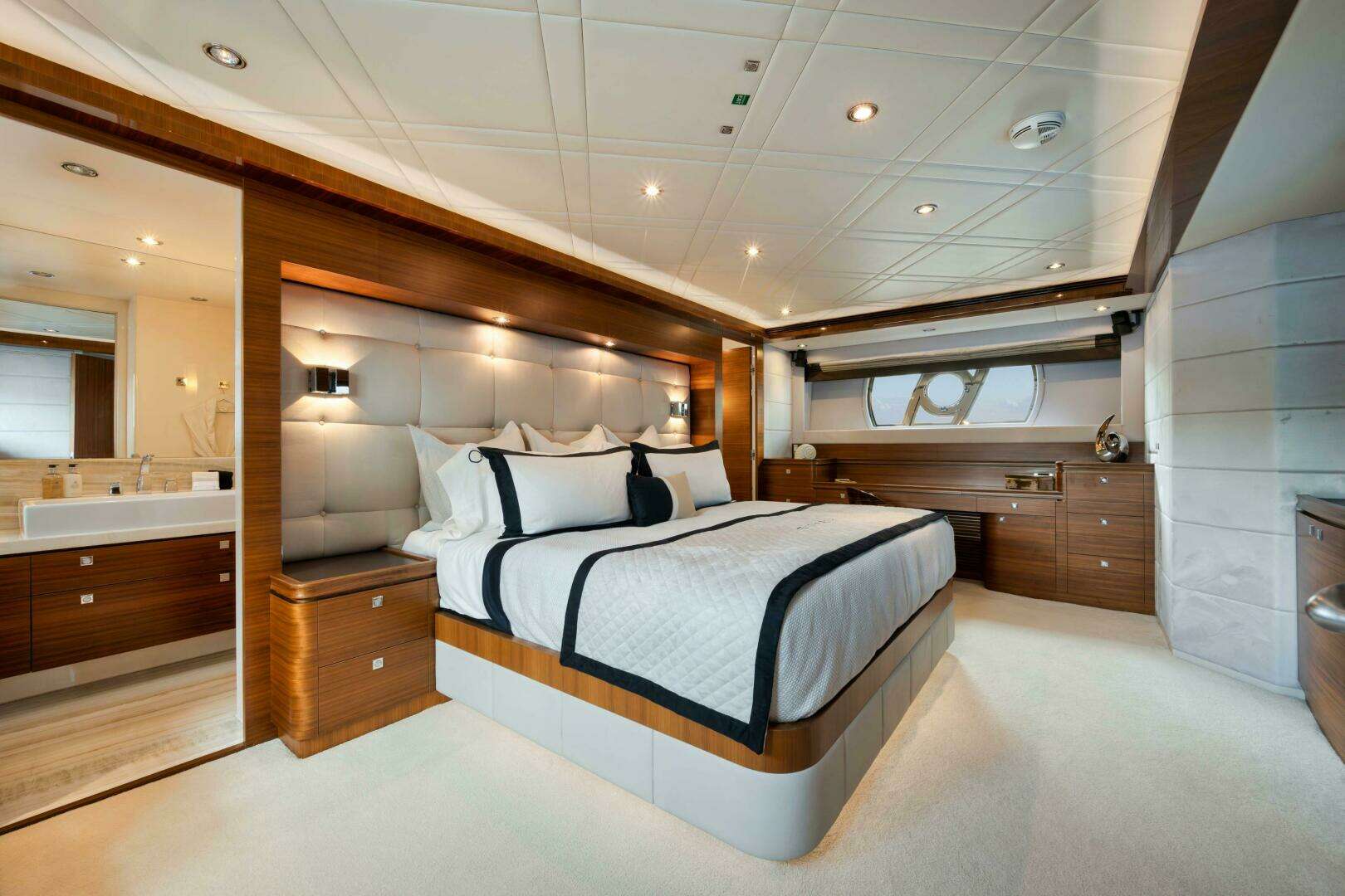 2012 Horizon P110 Tri-Deck - Image 18