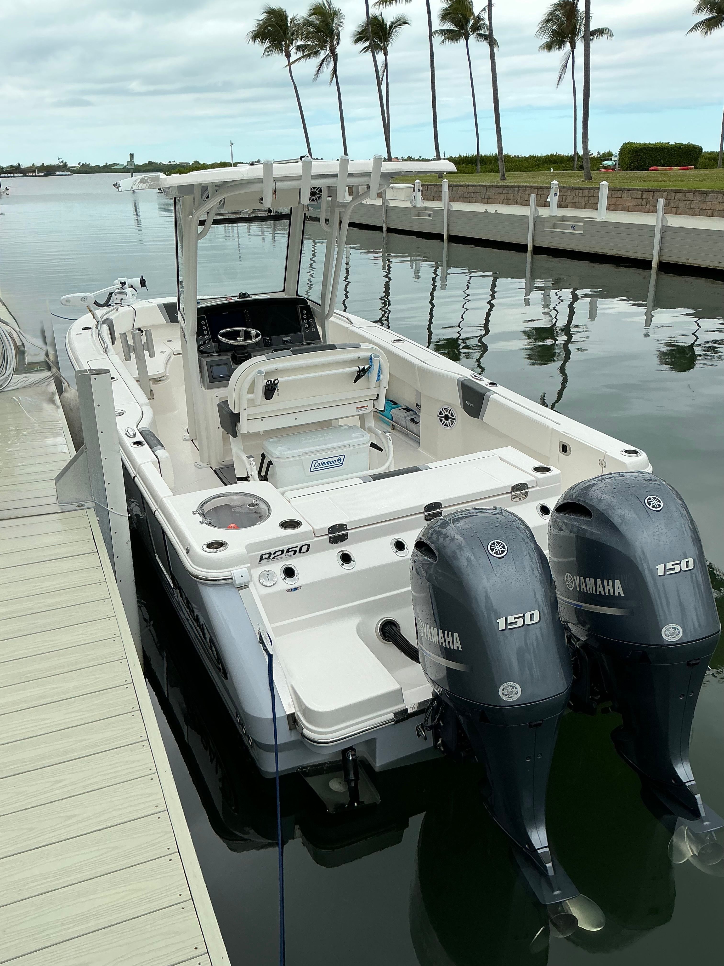 2023 Robalo R250 Center Console - 6