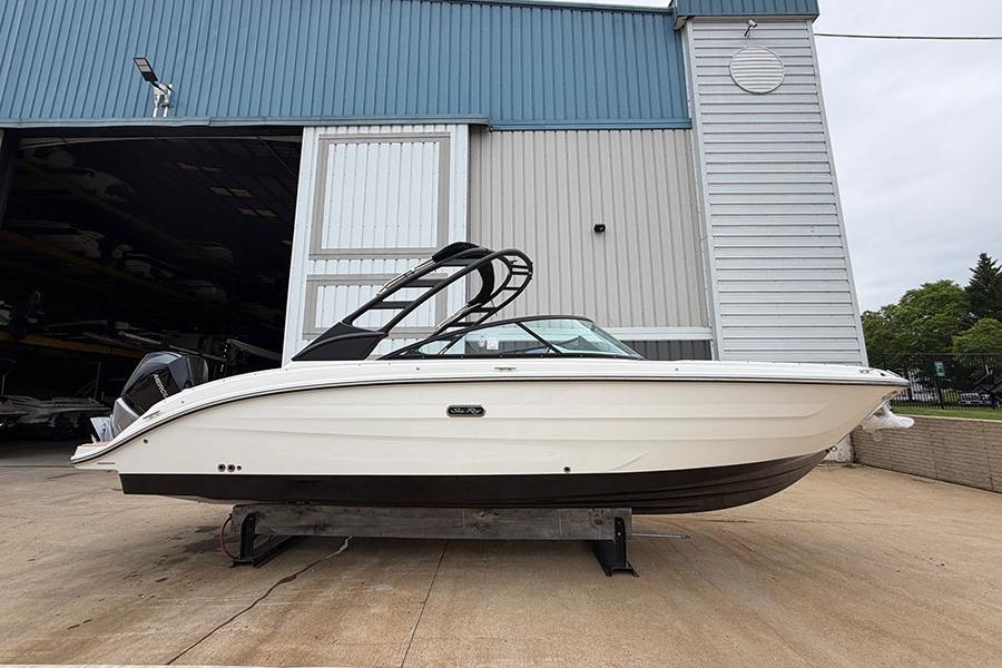 2026 Sea Ray SDX 270 Outboard