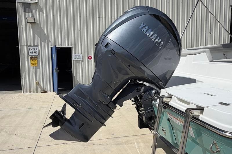 2026 Hurricane SunDeck Sport 2050 OB with Yamaha outboard motor in a marina setting.