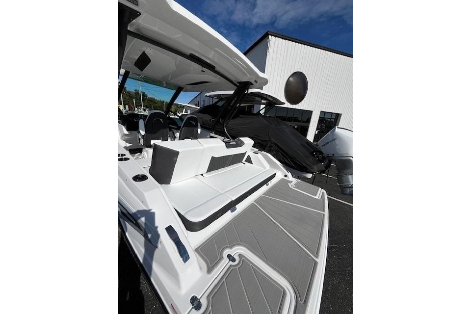 2026 Monterey Elite 27 SD boat with sleek design and modern seating.