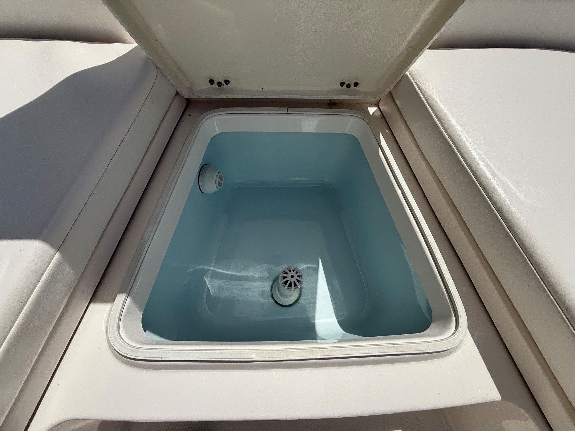 Robalo 226 Cayman 2021, open storage compartment on the boat.
